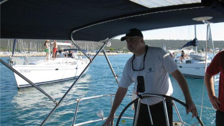 Am Steuer beim Skippertraining Segelyacht