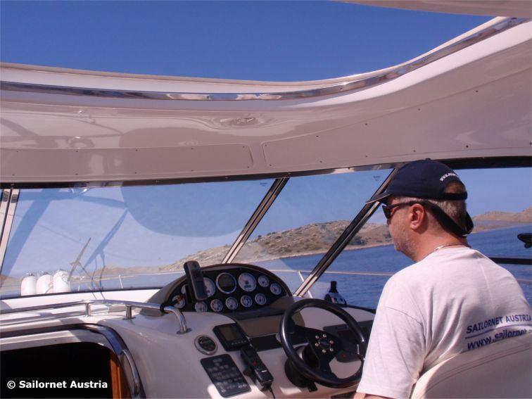 Am Steuer einer Motoryacht