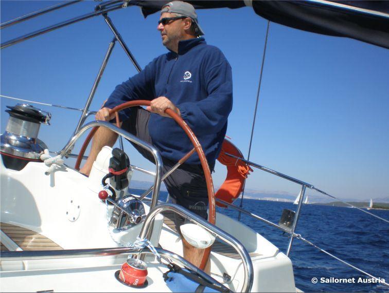 Am Steuerrad einer Segelyacht