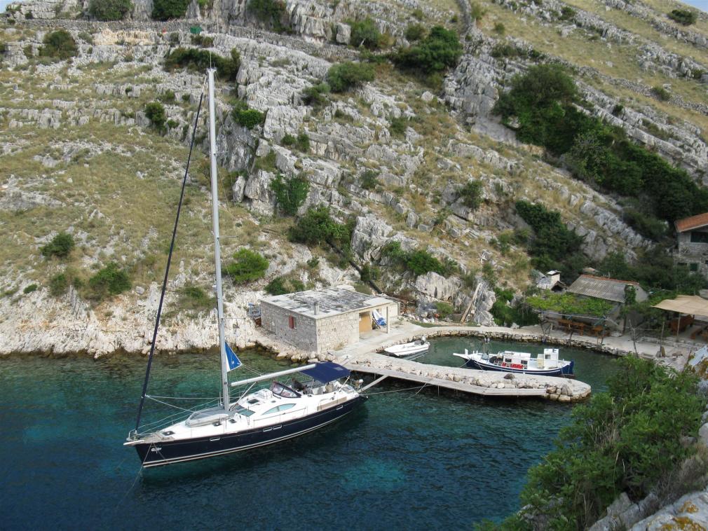Segelyacht in einer Bucht