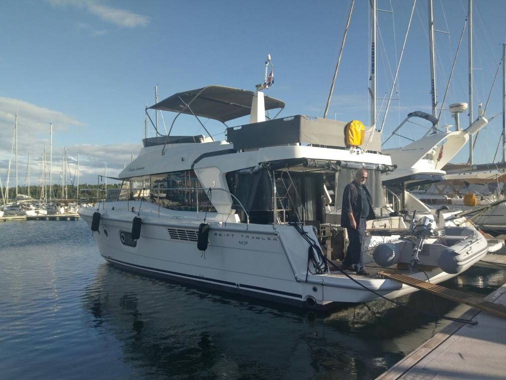 Motoryacht mit Flybridge