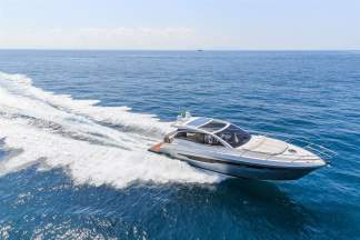 Motoryacht in Fahrt Motorboot in Fahrt