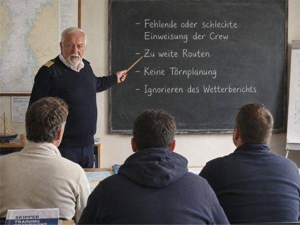 Ein Trainer zeigt mit einem Stock auf eine Tafel, auf der Sicherheitshinweise aufgelistet sind.