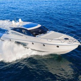 Motorboot in flotter Fahrt